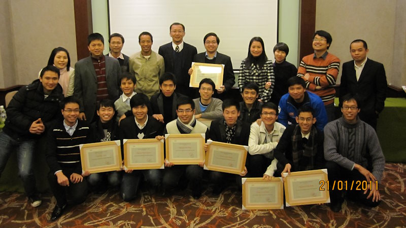 Bình (hàng đầu, thứ hai từ phải sang) tại Lễ tổng kết thực tập sinh Cisco Việt Nam năm 2011.
